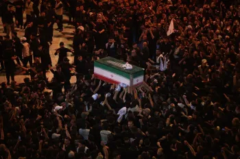 Fi�is participam do cortejo f�nebre do falecido l�der supremo do Ir�, o aiatol� Ali Khamenei, no Santu�rio do Im� Hussein, em Karbala, na madrugada de 9 de julho de 2026 (AHMAD AL-RUBAYE/AFP)