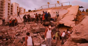 Equipes de resgate trabalham em local de um predio desabado apos os terremotos de 24 de junho, em La Guaira, Venezuela, em 8 de julho de 2026. REUTERS/Pablo Sanhueza