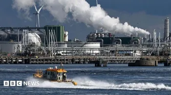 Uma refinaria de petr�leo no Porto de Roterd�. No primeiro plano, um pequeno barco deixa um rastro na �gua.