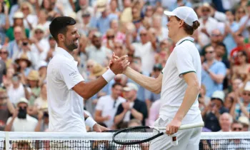 Novak Djokovic e Jannik Sinner ap�s partida desta sexta-feira (10), em Wimbledon. KENTARO TOMINAGA / YOMIURI / THE YOMIURI SHIMBUN VIA AFP