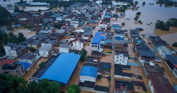 Imagem captada por drone mostra enchente ap�s fortes chuvas causadas pelo tuf�o Maysak, em Hengzhou, na China. China Daily via REUTERS