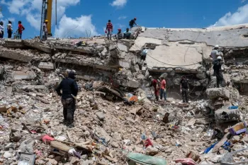 Equipes de resgate na Venezuela ap�s terremotos no pa�s (Foto: MIGUEL MEDINA / POOL / AFP)