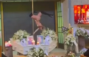Apresenta��o de pole dance em vel�rio na Holanda