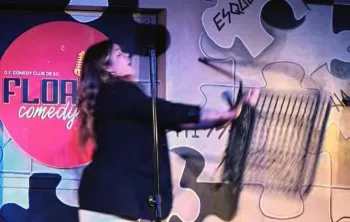 Humorista Fernanda Arantes levou uma cadeirada de espectadora em show de stand-up Reprodu��o / YouTube
