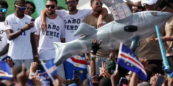 Jogadores da sele��o de Cabo Verde s�o recebidos com festa em Praia, capital do pa�s, ap�s sucesso na Copa do Mundo (Sodiq Adelakun / Reuters)