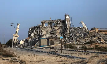 Vista de edif�cios destru�dos, entre eles uma mesquita, no norte do campo de refugiados de Al Nuseirat, centro da Faixa de Gaza, 17 de maio de 2024. EFE/EPA/MOHAMMED SABER