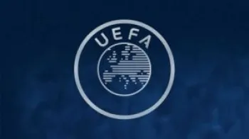 Logo do UOL e imagem de um jogo de futebol