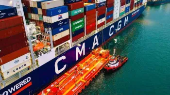 Navio da CMA CGM atracado no Porto de Santos sendo abastecido com etanol de cana-de-a��car produzido pela Copersucar