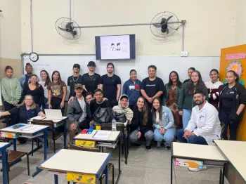 Alunos recebem certificado ap�s a conclus�o do curso