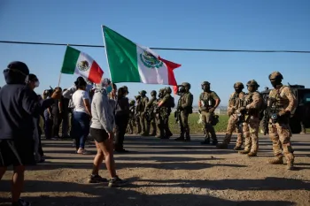 Agentes federais de imigra��o durante opera��o na Calif�rnia - ALLISON DINNER/EFE/EPA