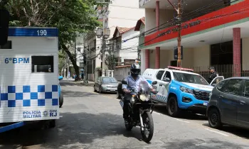 Policiamento reforcado: trailer e viatura da PM estacionados na porta da Paroquia de Cosme e Damao, no Andarai. Foto: Fabiano Rocha / Agencia O Globo