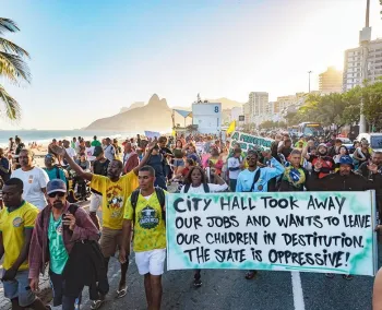 Manifesta��o. Ambulantes tomam a orla para protestar contra a medida Foto: Domingos Peixoto / Ag�ncia O GLOBO