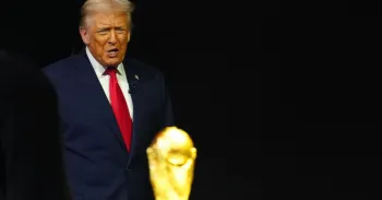 Presidente dos EUA, Donald Trump, ao lado do trof�u da Copa do Mundo em Washington, em 5 de dezembro de 2025. REUTERS/Jia Haocheng
