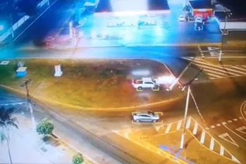 Criminosos bateram uma caminhonete roubada em um poste de energia durante fuga. Foto: Reprodu��o