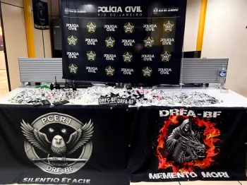 Material apreendido pela Pol�cia Civil no Morro S�o Sim�o em Queimados (Foto: Reprodu��o redes sociais Pcerj)