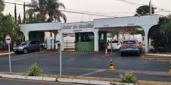 Fachada do condom�nio Solar de Bras�lia, onde Bolsonaro cumpre pris�o domiciliar. Foto: Bruno Peres/Ag�ncia Brasil