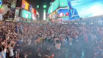 Torcedores da Argentina na Times Square (X / ultras_clips)
