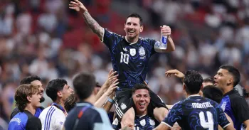 Lionel Messi celebrando a classifica��o da Argentina � final da Copa do Mundo com seus companheiros. Reprodu��o/X/@Argentina