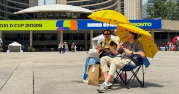 Pessoas enfrentam calor na zona de torcedores de Toronto (REUTERS/Kyaw Soe Oo)