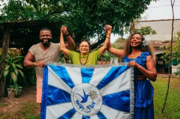 A Beija-Flor vai levar para a avenida o enredo 'Zeneida: o sopro do p� de louro'. Na foto, Dona Zeneida com o carnavalesco Jo�o Vitor Araujo e a porta-bandeira Selminha Sorriso. Foto: Divulga��o