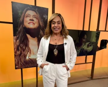 A apresentadora Cissa Guimar�es no cen�rio do 'Sem censura' em homenagem a Preta Gil Foto: Rodrigo Peixoto/TV Brasil/Divulga��o