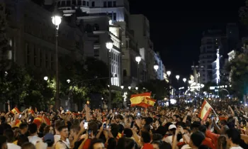 Torcedores da Espanha durante comemora��es do t�tulo da Espanha na Copa do Mundo - OSCAR DEL POZO / AFP