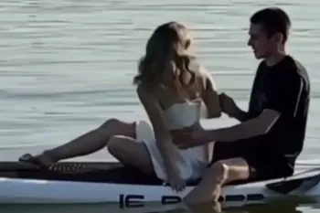 Imagem mostra o casal remando no Lago Barkhatovo, na R�ssia, e o mergulhador Vasiliy Cheban recuperando o anel. Cr�dito: East2West