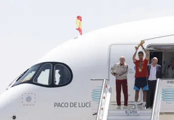 Sele��o espanhola desembarca em Madri ap�s t�tulo da Copa do Mundo Foto: Oscar DEL POZO / AFP