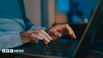 M�os digitando em um laptop. Cr�dito: Getty Images