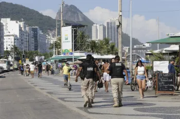 Guardas municipais patrulham a orla de Copacabana. Foto: Domingos Peixoto / Ag�ncia O Globo