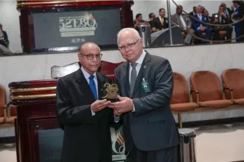 J�lio Campos durante homenagem