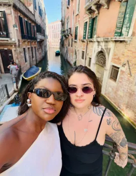 Apresentadora Kenya Sade curte f�rias na It�lia com a mulher (Foto: Reprodu��o/Instagram)