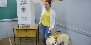 Eleitora com defici�ncia visual votando (Valter Campanato/Ag�ncia Brasil)