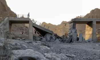 Ponte severamente danificada, atingida por um ataque dos EUA, � vista na estrada que liga Roudan a Bandar Abbas, no sul do Ir� - AMIR HOSSEIN KHORGOOEI / ISNA / AFP