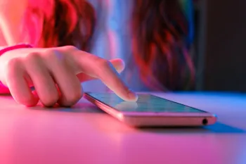 Adoramos navegar no celular quando todos est�o dormindo (Imagem: Getty Images/iStockphoto)