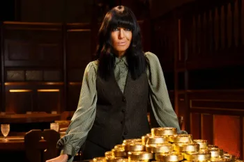 Claudia Winkleman retornar� para Celebrity Traitors ainda este ano (Imagem: BBC)