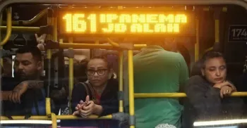 Segundo dia de greve dos Rodovi�rios no Rio de Janeiro. �nibus lotado no Terminal Gentileza. Foto: Fabiano Rocha/Ag�ncia O Globo
