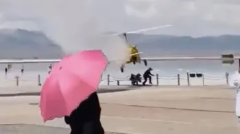 Helic�ptero caindo sobre turistas em um lago na China. Cr�dito: JamPress