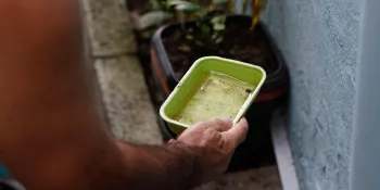 Agentes de vigil�ncia em sa�de orientam moradores sobre focos do mosquito Aedes aegypti em S�o Paulo. Foto: Fernando Fraz�o/Ag�ncia Brasil