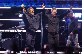Liam e Noel Gallagher durante show do Oasis em Pasadena, Calif�rnia, em 06/09/2025. REUTERS/Mario Anzuoni