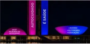 Imagem ilustrativa da fachada do Congresso Nacional iluminada em homenagem ao Dia Internacional do Autocuidado. Fonte: ACESSA