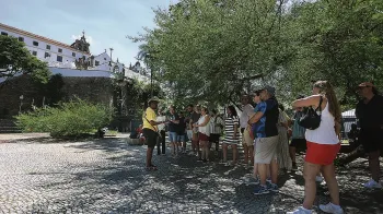 Grupo de turistas estrangeiros diante do Convento de Santo Ant�nio, no Largo da Carioca. Foto: Divulga��o