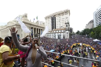 Preta Gil no alto do trio comandando a multid�o no desfile do seu bloco em 2018. Foto: Pablo Jacob