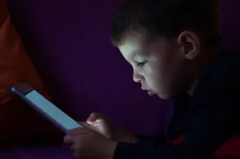 Crian�a usando tablet em casa