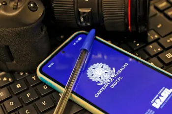 Celular com Carteira de Trabalho Digital. (Foto: Bruno Peres/Ag�ncia Brasil)