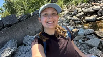 Megan Szostak, que observa p�ssaros desde crian�a, usa o aplicativo Merlin Bird ID como parte de seu equipamento.