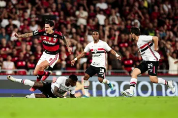 O zagueiro Arboleda barra a investida do artilheiro Pedro no empate entre Flamengo e Sao Paulo no Maracana. Foto: Gilvan de Souza/Flamengo