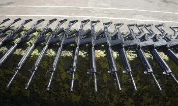 O Gabinete de Interven��o Federal faz entrega � Pol�cia Militar de fuzis no Quartel do 1� Batalh�o de Guarda, em S�o Crist�v�o, na zona norte do Rio de Janeiro. (Tomaz Silva/Ag�ncia Brasil)
