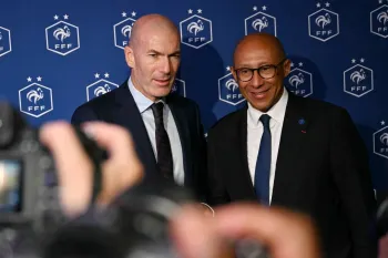 Zinedine Zidane e o presidente da Federa��o Francesa de Futebol, Philippe Diallo, em coletiva de imprensa em Paris. Foto: LOU BENOIST / AFP