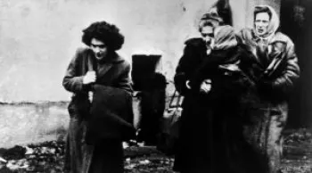 Refugiados h�ngaros chegam a um campo de refugiados na �ustria ap�s a Revolu��o H�ngara de 1956.